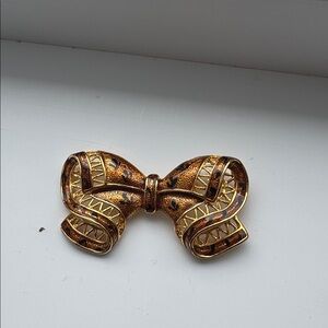 Elegant Gold Bow Brooch